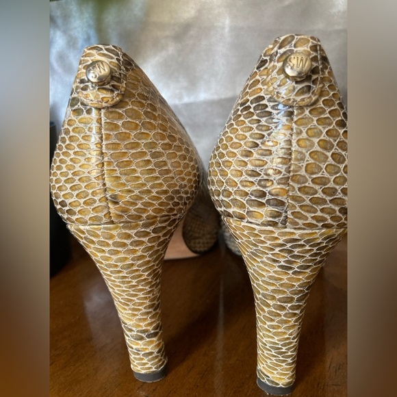 Stuart Weitzman Snakeskin Print Leather Pump Heels - Picture 4 of 9